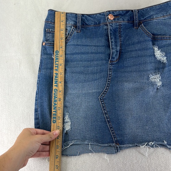 Celebrity Pink Blue Jean Mini Skirt Distressed Juniors Size 7 28 - Picture 3 of 6